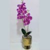 Vase avec orchidées artificielles mauves pour décoration intérieure
