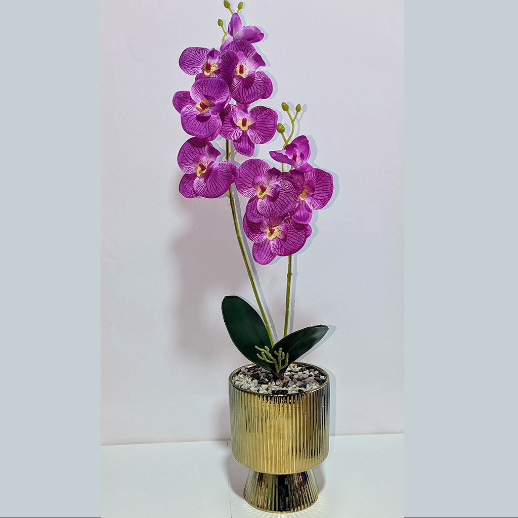 Vase avec orchidées artificielles mauves pour décoration intérieure