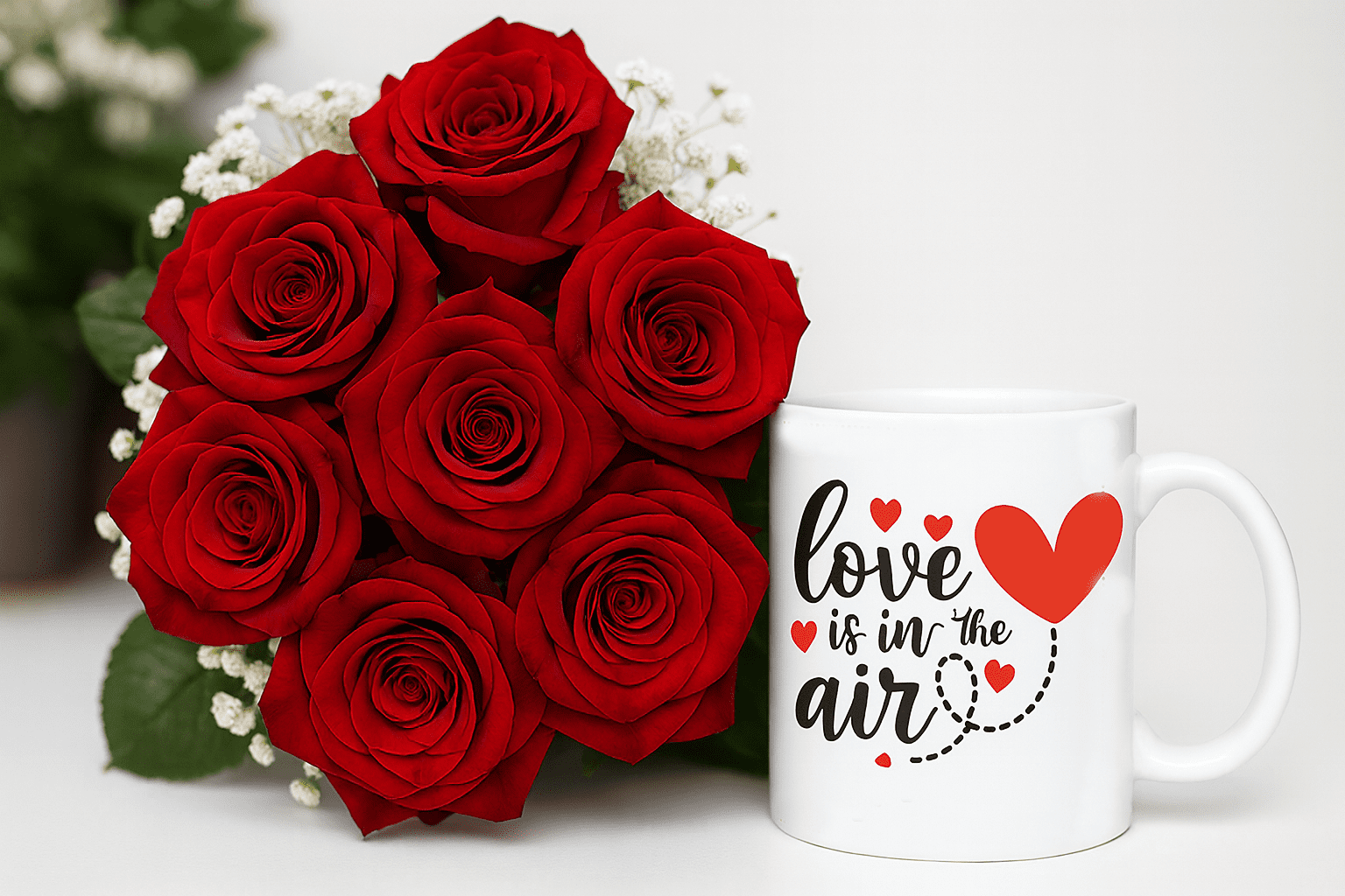 Bouquet de Roses Rouges & Tasse “Love is in the Air” – Coffret Cadeau Romantique