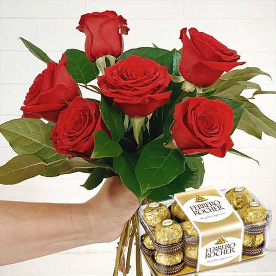 Bouquet of 6 red roses with chocolates